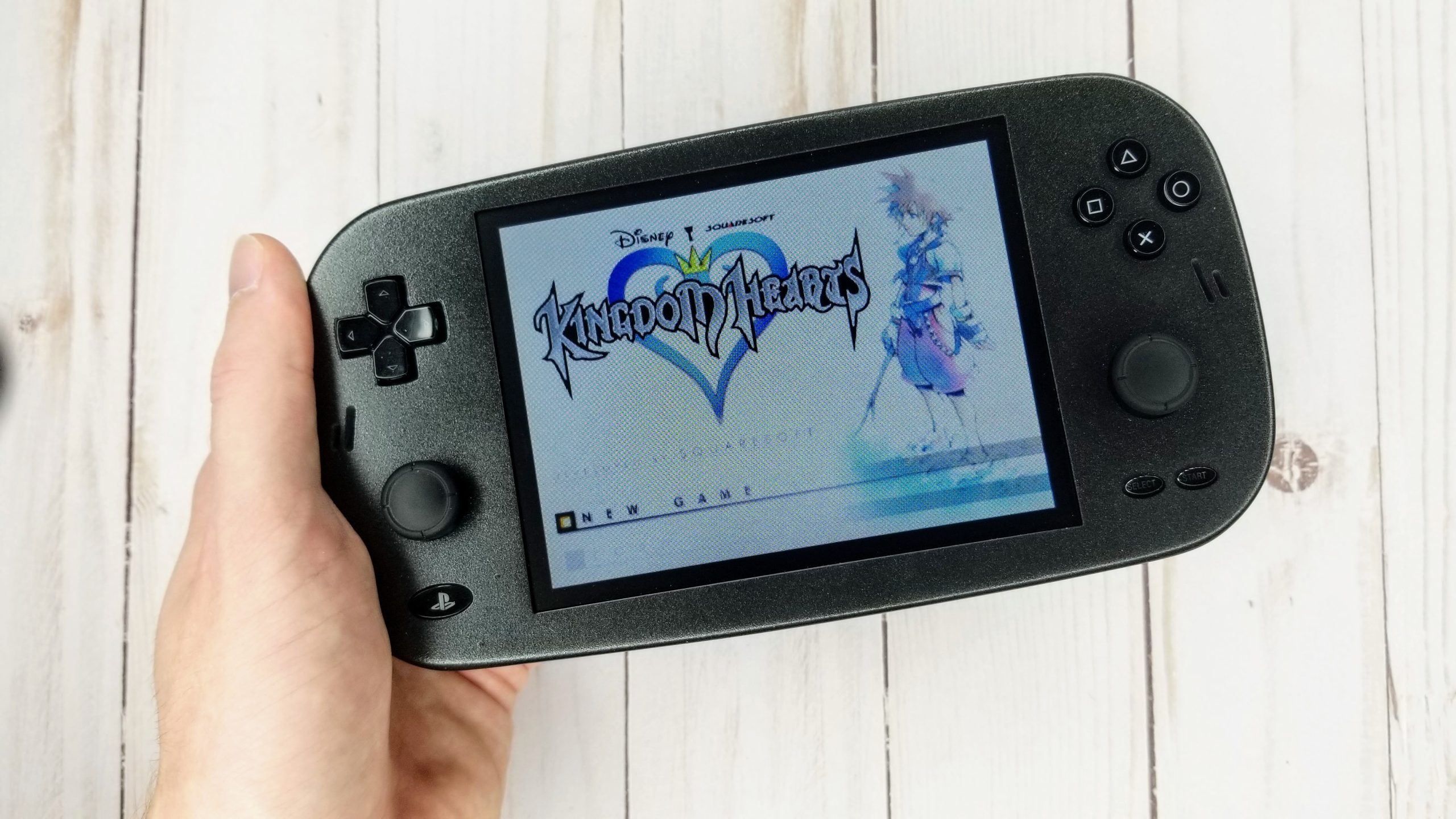 Un modder crea una PlayStation 2 portátil con una calidad impresionante